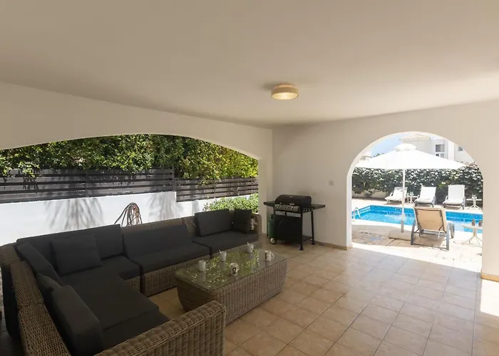 Feriehus Ferienvilla Fuer 10 Personen In By Interhome Protaras